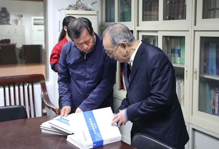 國(guó)醫(yī)大師、山西中醫(yī)學(xué)院教授王世民先生到藥都制藥集團(tuán)參觀(guān)考察