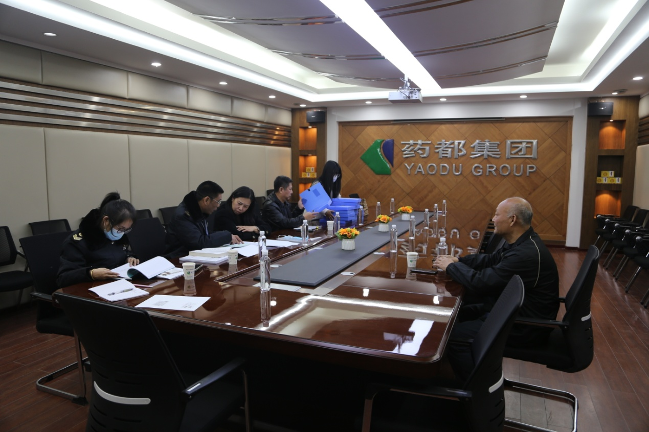 安國(guó)市衛(wèi)生監(jiān)督所領(lǐng)導(dǎo)到藥都集團(tuán)檢查職業(yè)病危害風(fēng)險(xiǎn)分類分級(jí)落實(shí)情況