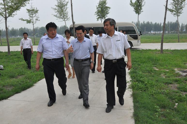 河北省委常委、副省長(zhǎng)聶辰席來(lái)藥都集團(tuán)視察指導(dǎo)工作